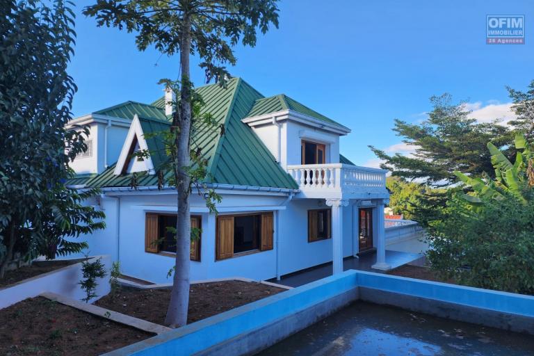 À LOUER - villa à étage F5 avec piscine à Ankadindravola Ivato. Contact Mr Jacky 034 02 443 04
