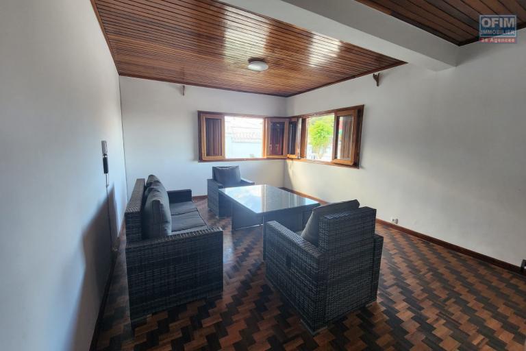 À LOUER - villa à étage F5 avec piscine à Ankadindravola Ivato. Contact Mr Jacky 034 02 443 04