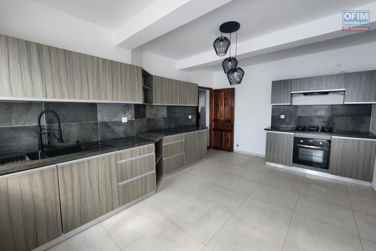 À LOUER - villa à étage F5 avec piscine à Ankadindravola Ivato. Contact Mr Jacky 034 02 443 04