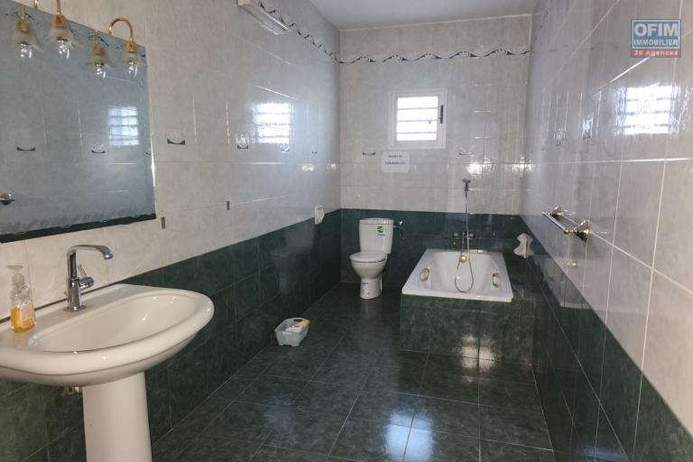 À LOUER - villa à étage F5 avec piscine à Ankadindravola Ivato. Contact Mr Jacky 034 02 443 04