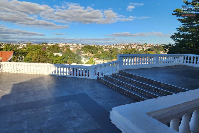 À LOUER - villa à étage F5 avec piscine à Ankadindravola Ivato. Contact Mr Jacky 034 02 443 04