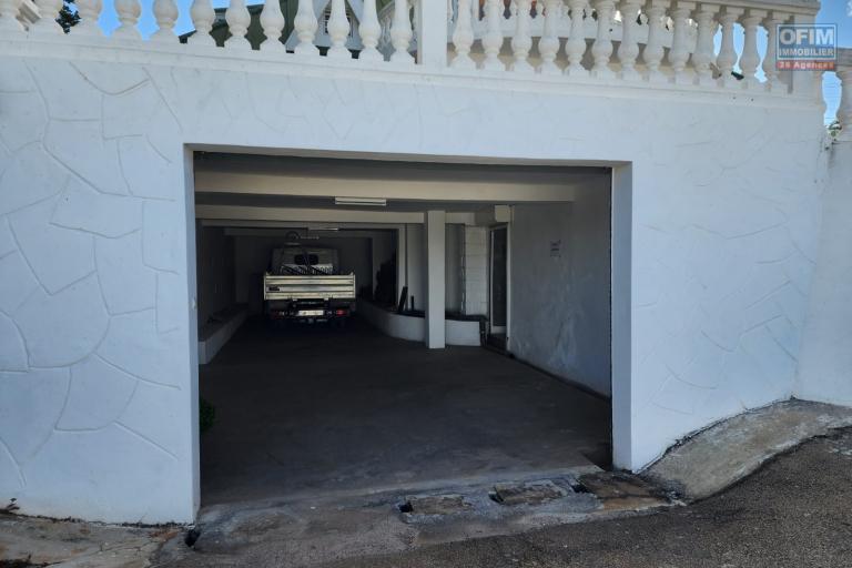 À LOUER - villa à étage F5 avec piscine à Ankadindravola Ivato. Contact Mr Jacky 034 02 443 04