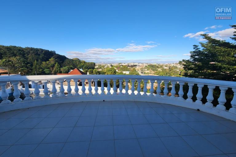 À LOUER - villa à étage F5 avec piscine à Ankadindravola Ivato. Contact Mr Jacky 034 02 443 04