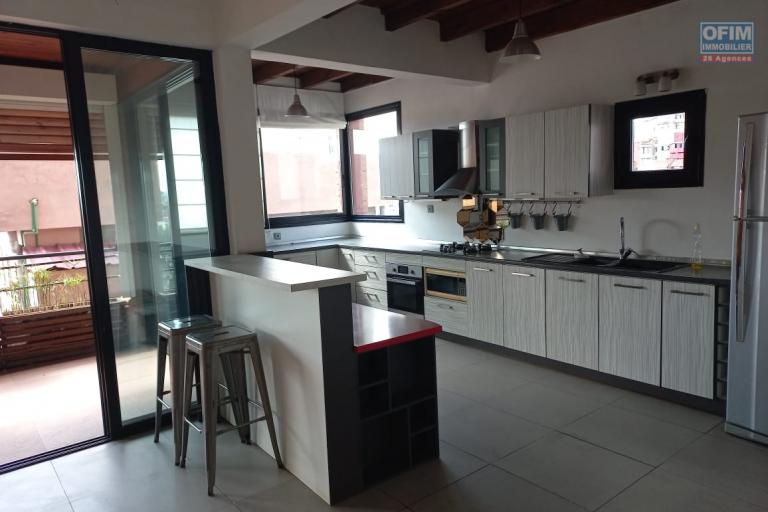 Un appartement T4 en duplex avec rooftop à Isoaraka (CONTACT LALAINA )