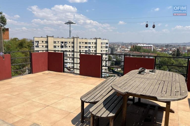 Un appartement T4 en duplex avec rooftop à Isoaraka (CONTACT LALAINA )
