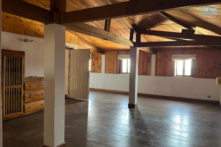Un appartement T4 en duplex avec rooftop à Isoaraka (CONTACT LALAINA )