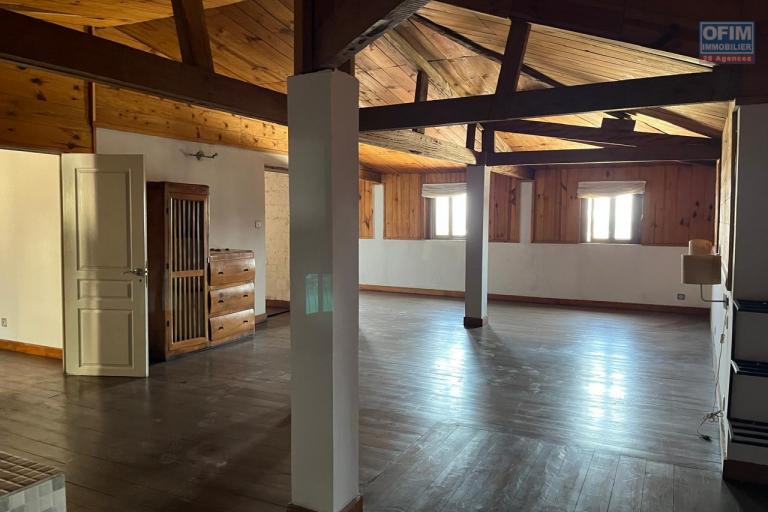 Un appartement T4 en duplex avec rooftop à Isoaraka (CONTACT LALAINA )