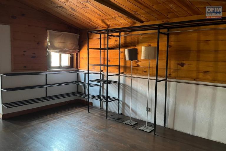 Un appartement T4 en duplex avec rooftop à Isoaraka (CONTACT LALAINA )