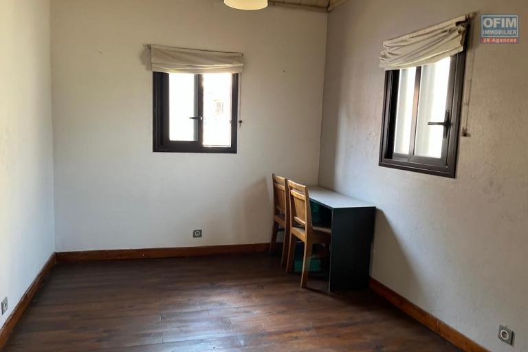 Un appartement T4 en duplex avec rooftop à Isoaraka (CONTACT LALAINA )