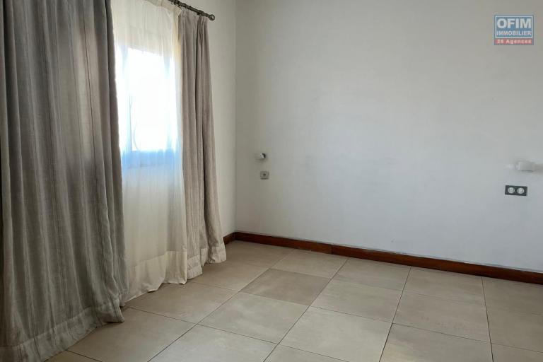 Un appartement T4 en duplex avec rooftop à Isoaraka (CONTACT LALAINA )