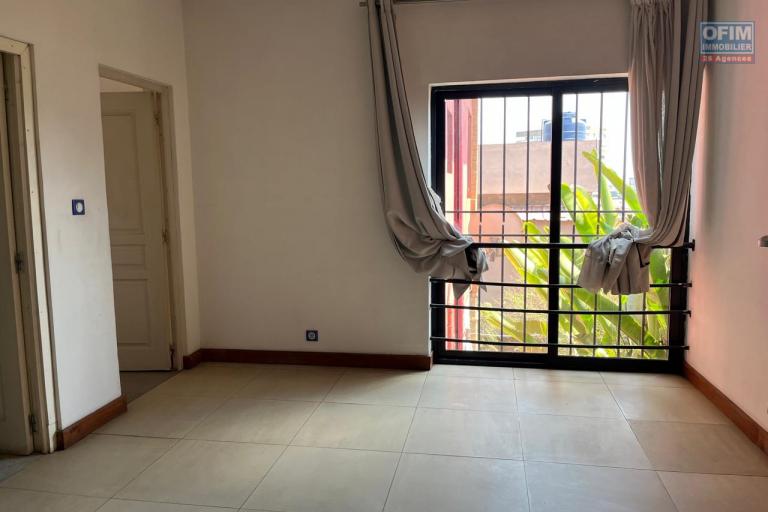 Un appartement T4 en duplex avec rooftop à Isoaraka (CONTACT LALAINA )