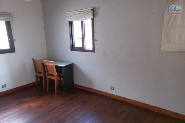 Un appartement T4 en duplex avec rooftop à Isoaraka (CONTACT LALAINA )