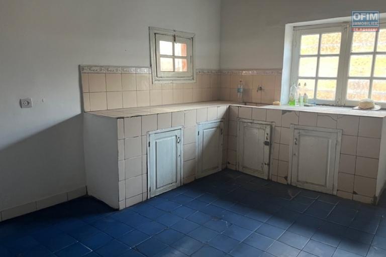 Une maison F4 à étage à Ambanidia ( CONTACT LALAINA 0340858376)