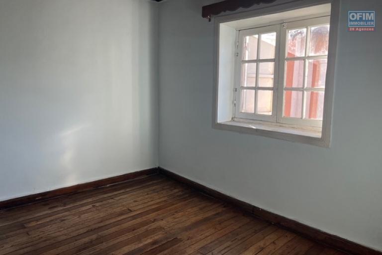 Une maison F4 à étage à Ambanidia ( CONTACT LALAINA 0340858376)