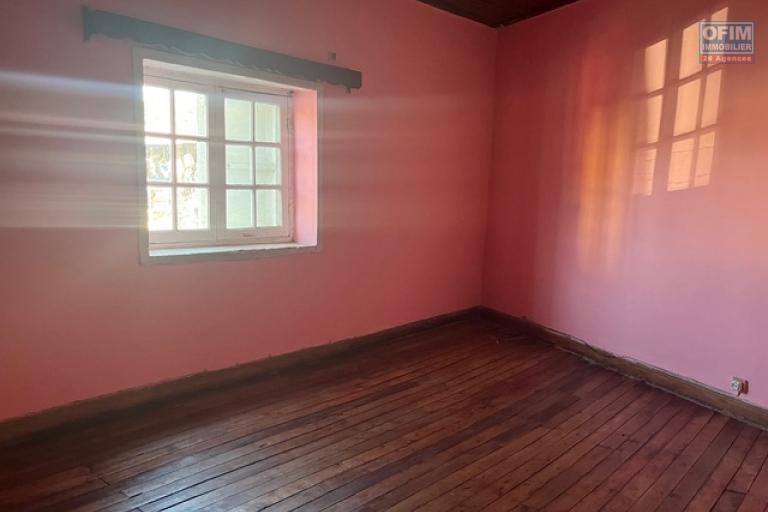 Une maison F4 à étage à Ambanidia ( CONTACT LALAINA 0340858376)