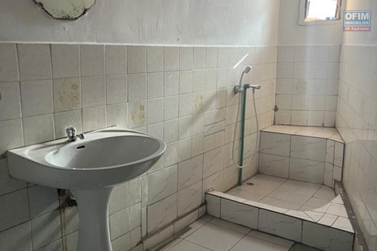 Une maison F4 &agrave; &eacute;tage &agrave; Ambanidia ( CONTACT LALAINA)