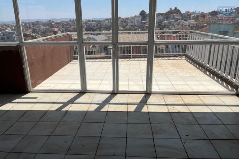 Un appartement T5 en triplexe &agrave; Analamahitsy