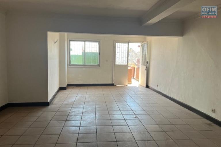 Un appartement T5 en triplexe &agrave; Analamahitsy