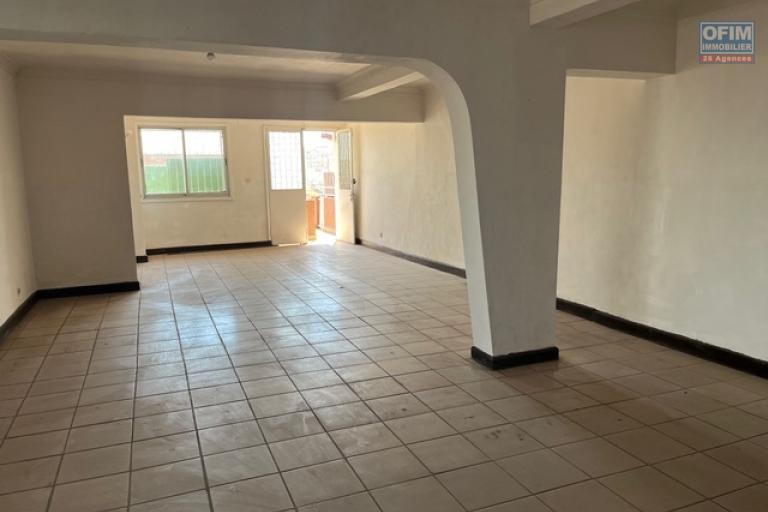 Un appartement T5 en triplexe à Analamahitsy (CONTACT LALAINA 0340858376)