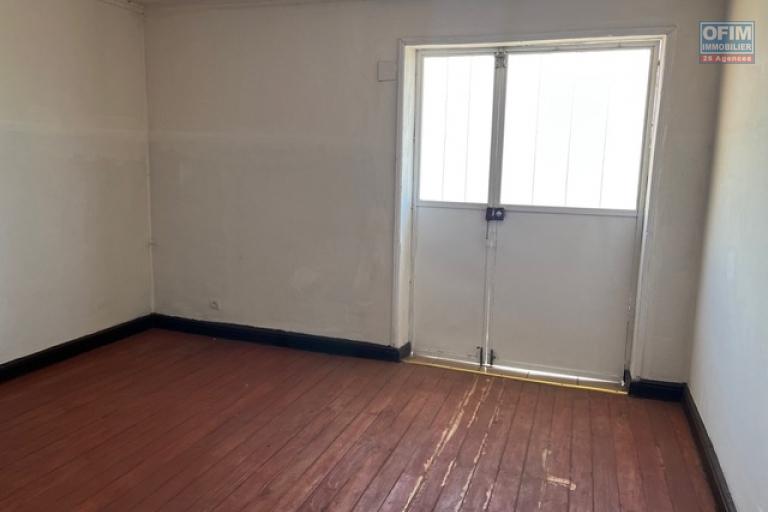 Un appartement T5 en triplexe &agrave; Analamahitsy (CONTACT LALAINA)