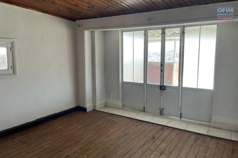 Un appartement T5 en triplexe à Analamahitsy (CONTACT LALAINA 0340858376)