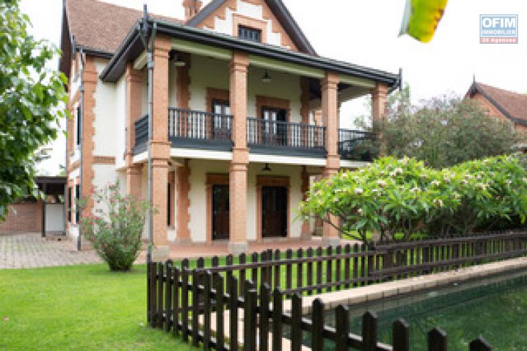 Une villa avec piscine F5 à Ankorondrano ( CONTACT LALAINA 0340858376 )