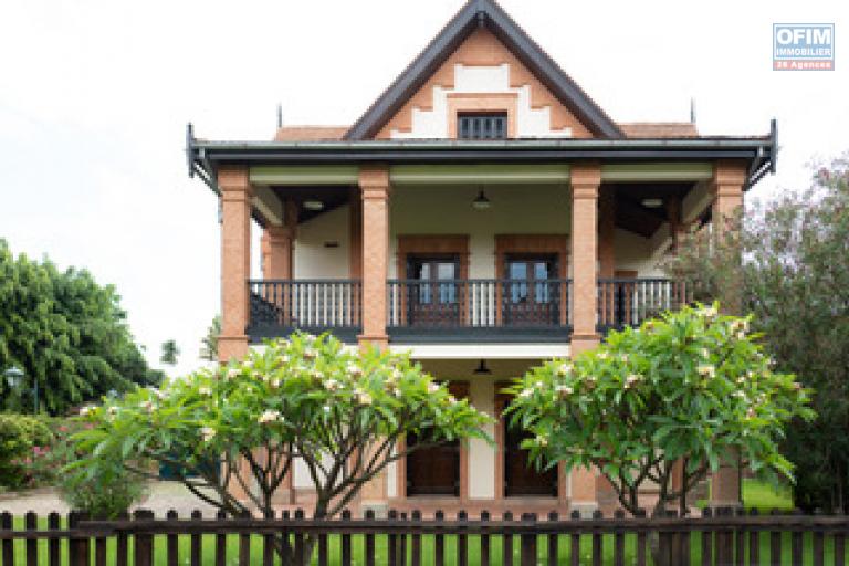 Une villa avec piscine F5 à Ankorondrano ( CONTACT LALAINA 0340858376 )