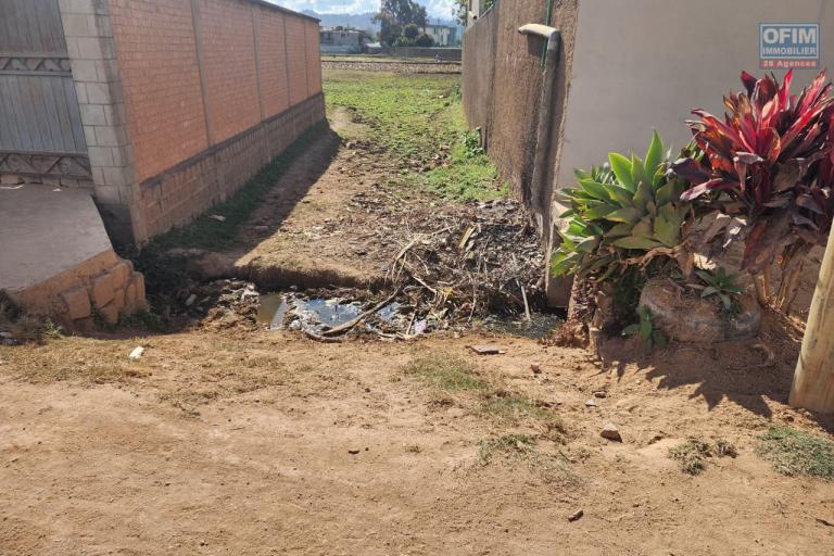 À vendre un terrain de 400m2 à quelques mètres de by pass sis à Alasora. Contact Mr Jacky 0340244304