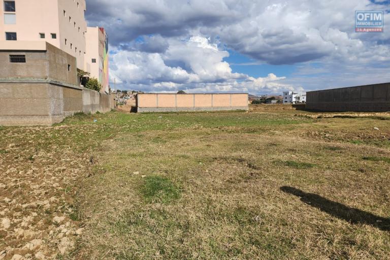 À vendre un terrain de 400m2 à quelques mètres de by pass sis à Alasora. Contact Mr Jacky 0340244304