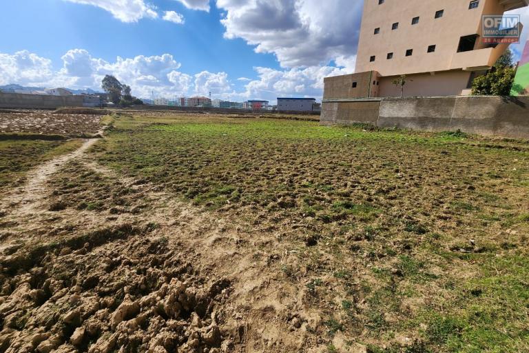 À vendre un terrain de 400m2 à quelques mètres de by pass sis à Alasora. Contact Mr Jacky 0340244304