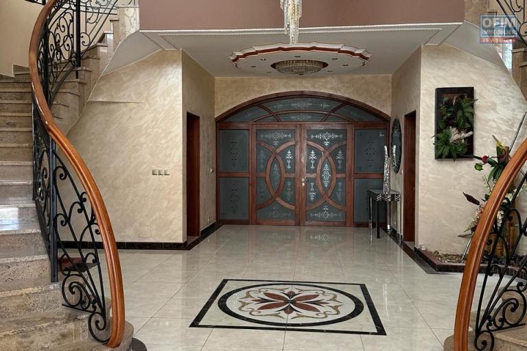 A LOUER Spacieuse villa F8 près de la résidence des charmilles et à proximité direct de l'école Française  D a Ivandry CONTACT FRANCIA 034 02 218 69