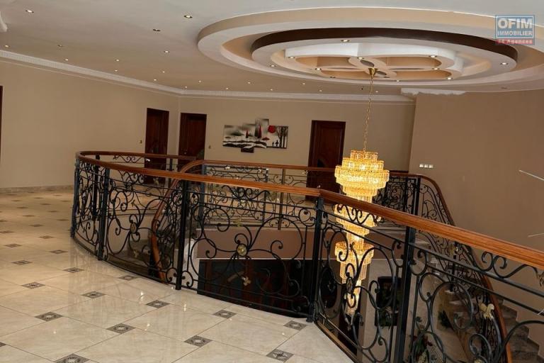 A LOUER Spacieuse villa F8 près de la résidence des charmilles et à proximité direct de l'école Française  D a Ivandry CONTACT FRANCIA 034 02 218 69