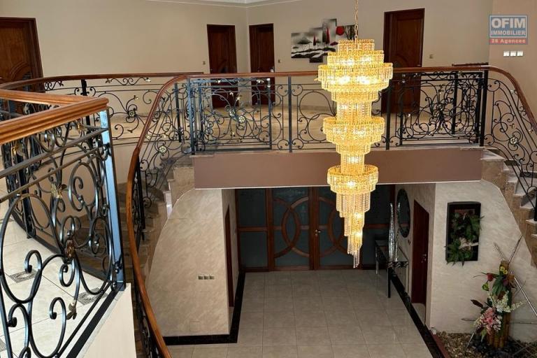 A LOUER Spacieuse villa F8 près de la résidence des charmilles et à proximité direct de l'école Française  D a Ivandry CONTACT FRANCIA 034 02 218 69