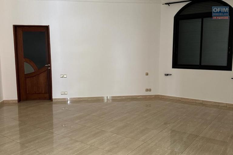 A LOUER Spacieuse villa F8 près de la résidence des charmilles et à proximité direct de l'école Française D a Ivandry CONTACT FRANCIA