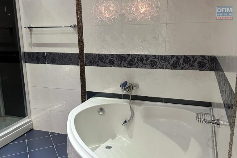 A LOUER Spacieuse villa F8 près de la résidence des charmilles et à proximité direct de l'école Française  D a Ivandry CONTACT FRANCIA 034 02 218 69
