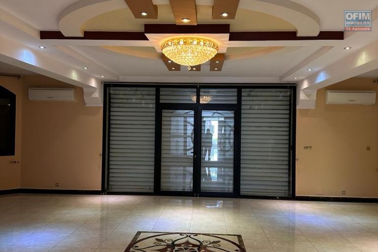 A LOUER Spacieuse villa F8 près de la résidence des charmilles et à proximité direct de l'école Française D a Ivandry CONTACT FRANCIA