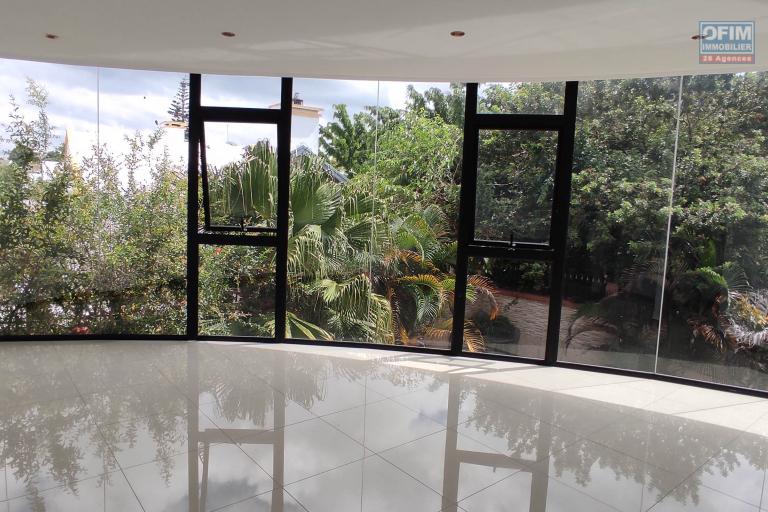 A LOUER Spacieuse villa F8 près de la résidence des charmilles et à proximité direct de l'école Française  D a Ivandry CONTACT FRANCIA 034 02 218 69