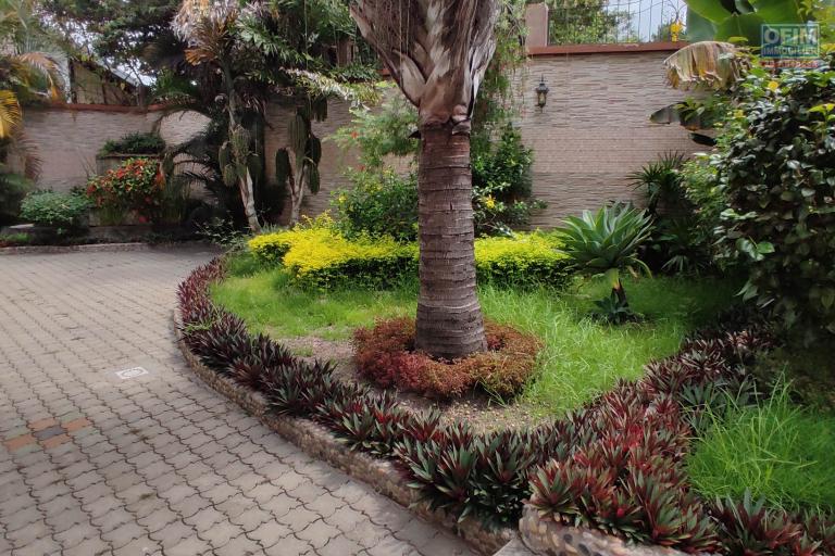 A LOUER Spacieuse villa F8 près de la résidence des charmilles et à proximité direct de l'école Française D a Ivandry CONTACT FRANCIA