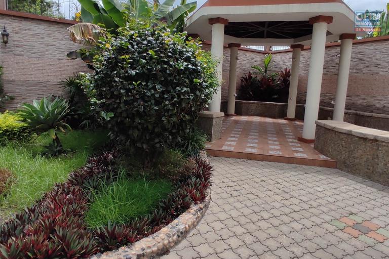 A LOUER Spacieuse villa F8 près de la résidence des charmilles et à proximité direct de l'école Française D a Ivandry CONTACT FRANCIA