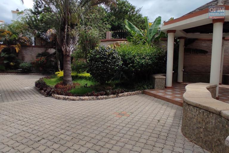 A LOUER Spacieuse villa F8 près de la résidence des charmilles et à proximité direct de l'école Française  D a Ivandry CONTACT FRANCIA 034 02 218 69