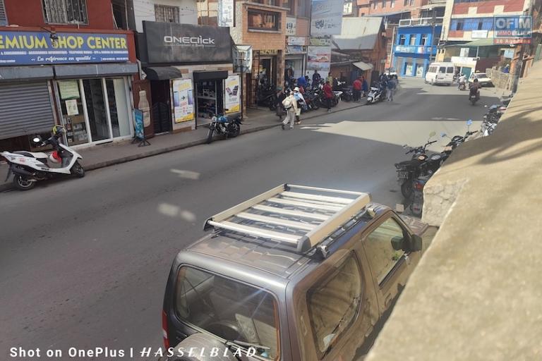 RARE A vendre maison F4 traditionnelle bord de route centre ville, contact Mr Jacky 0340244304