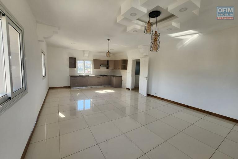 En location appartement de type T3, T4, T5 dans un immeuble neuf de R+4 situé à Mandrimena Iavoloha. Contact Mr Jacky 0340244304