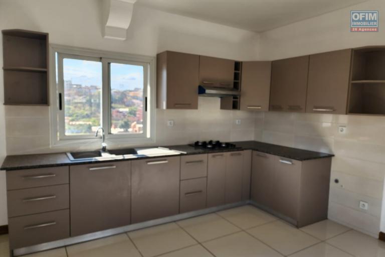 En location appartement de type T3, T4, T5 dans un immeuble neuf de R+4 situé à Mandrimena Iavoloha. Contact Mr Jacky 0340244304