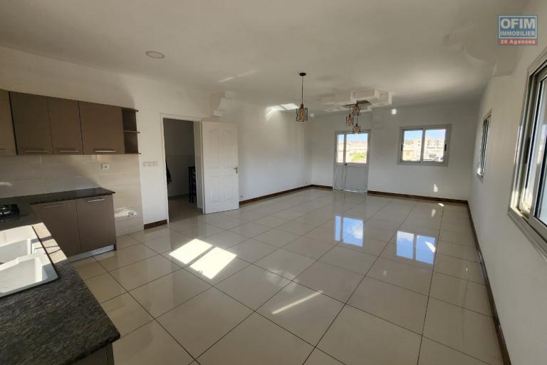 En location appartement de type T3, T4, T5 dans un immeuble neuf de R+4 situé à Mandrimena Iavoloha. Contact Mr Jacky 0340244304
