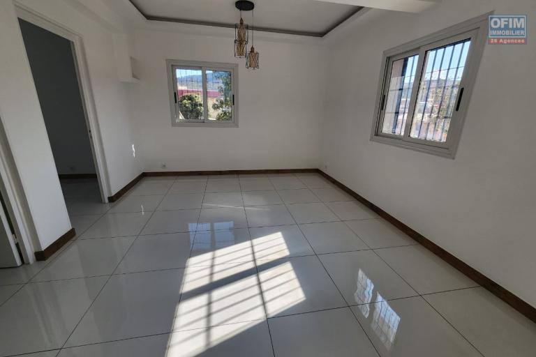 En location appartement de type T3, T4, T5 dans un immeuble neuf de R+4 situé à Mandrimena Iavoloha. Contact Mr Jacky 0340244304