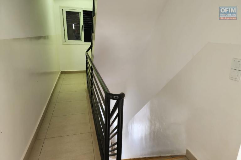 En location appartement de type T3, T4, T5 dans un immeuble neuf de R+4 situé à Mandrimena Iavoloha. Contact Mr Jacky 0340244304