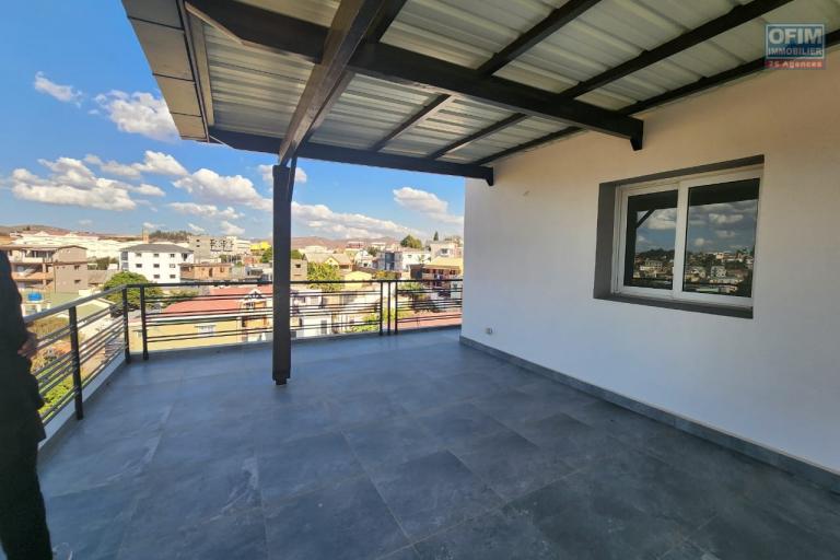 En location appartement de type T3, T4, T5 dans un immeuble neuf de R+4 situé à Mandrimena Iavoloha. Contact Mr Jacky 0340244304