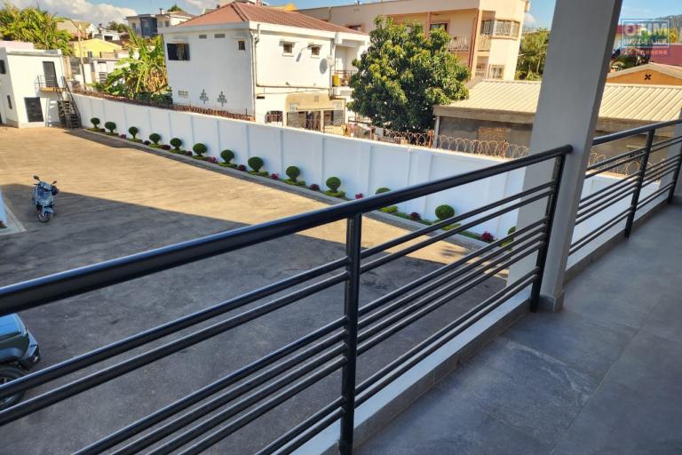 En location appartement de type T3, T4, T5 dans un immeuble neuf de R+4 situé à Mandrimena Iavoloha. Contact Mr Jacky 0340244304