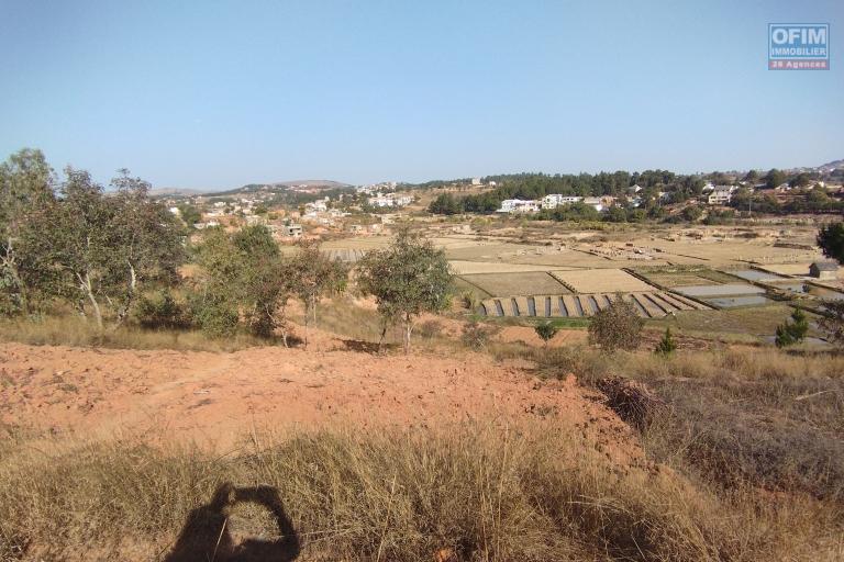 A vendre, un terrain 8 450 m2, avec vue d&eacute;gag&eacute;e sur Beravina- Ilafy (contact FELANA)