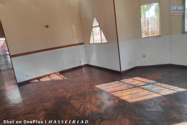 A vendre maison F4 sur terrain de 292M2 &agrave; Talatamaty contact 0340244304 Mr Jacky